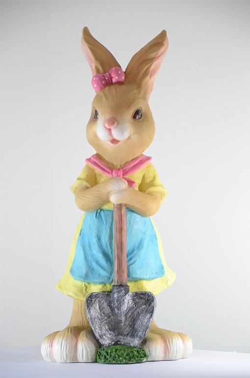 Lapine de Pâques au jardin