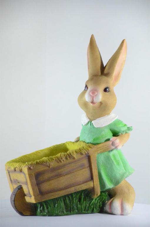 Lapine de Pâques avec une brouette